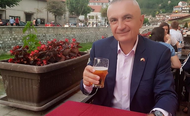 KOMENTI EPIK/ Qytetari-Metës: Mos pi shumë se do na nxjerrësh dekret për tu ndarë nga gratë… (FOTO)