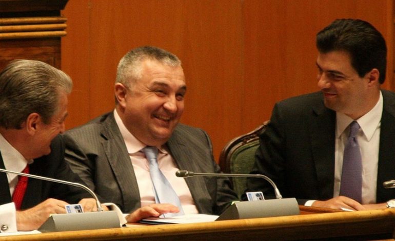 PO LULI ÇPATI QË DOLI KUNDËR BERISHËS DHE ILIR METËS?!/ Sekretari i PS ironi me Bashën: Apo çështje vape? Do thoni ju si…