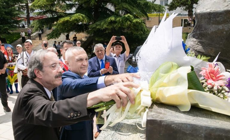 SHKON TEK BUSTI I AZEM HAJDARIT/ Qytetarët i “sulen” Metës: S’të bën më derman as… (FOTO)