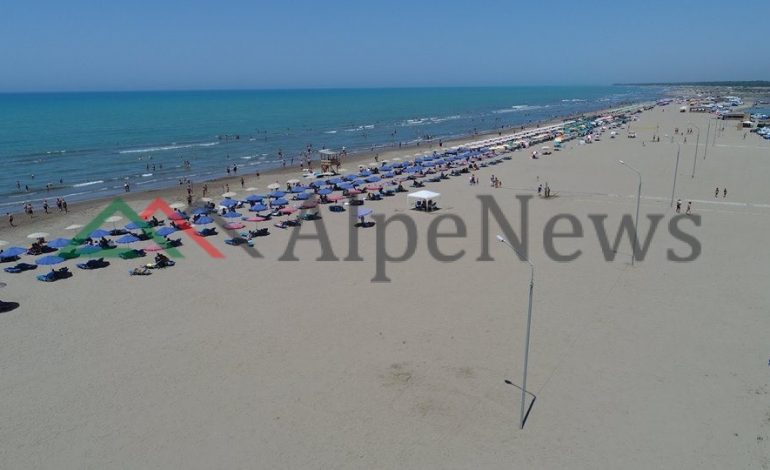 TË GJITHË DREJT PLAZHIT/ Kur bregdeti i Fierit është PLOT çdo ditë (PAMJET)