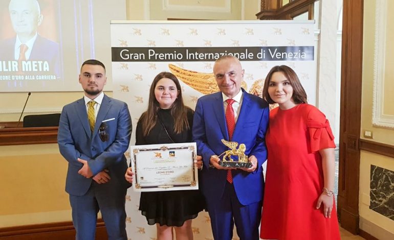 MORI TITULLIN “LUANI ARTË”/ Qytetarët ironizojnë Metën: Sa qejf e ke ARIN. Nuk ke punuar 1 ditë… (FOTO)