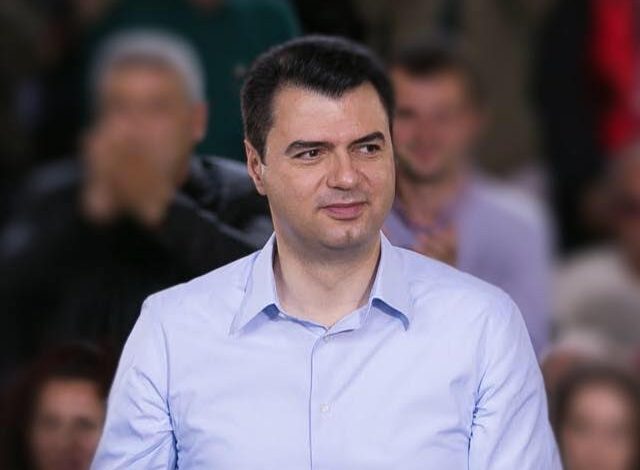“KUR TË GJITHË PUNOJNË, AI FLE”! Sekretari i PS, ironi me Bashën: Të gjithë pushojnë, ai bën sikur punon! Kush është?