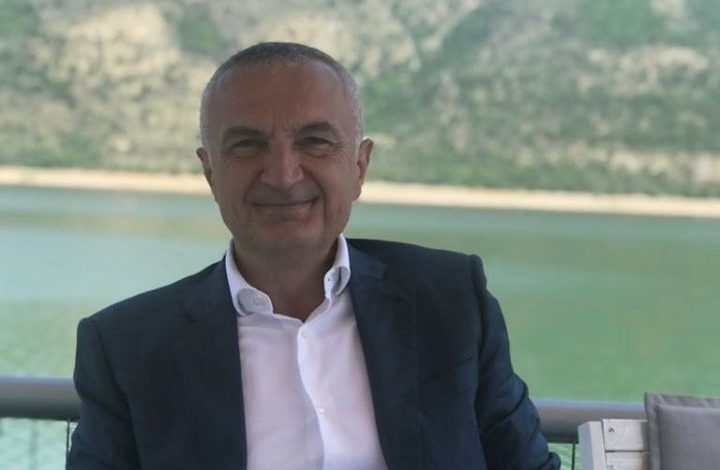 PRESIDENTI SHIJON KAFEN NË KOSOVË/ Qytetari: Të përshëndes me videon e fundit të SHBA për Reformën në Drejtësi