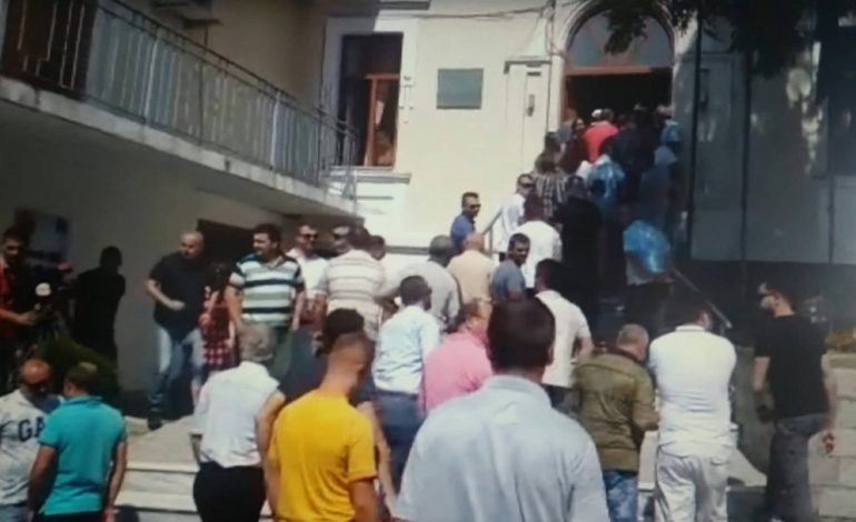PROVA E PARË/ Nis konstituimi i bashkisë së Devollit, kryebashkiaku nga PD: Nuk e liroj… (VIDEO)