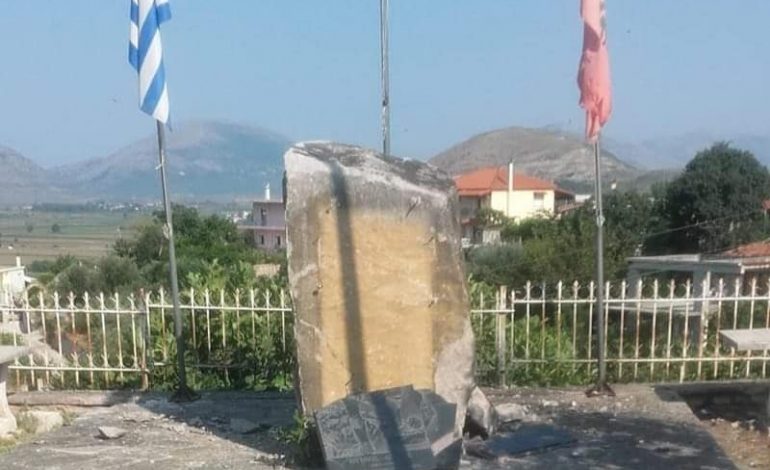 SULMI I DYTË/ Hidhet në erë memoriali i grekut Thimio Lolit në Finiq (FOTOT)
