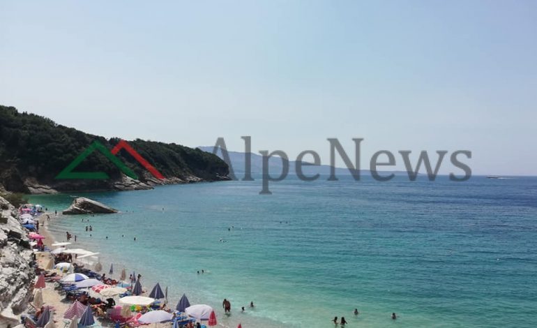 NË KËTO DITË TË NXEHTA/ Plazhi i Pulëbardhës PLOT pushues dhe… (PAMJET)