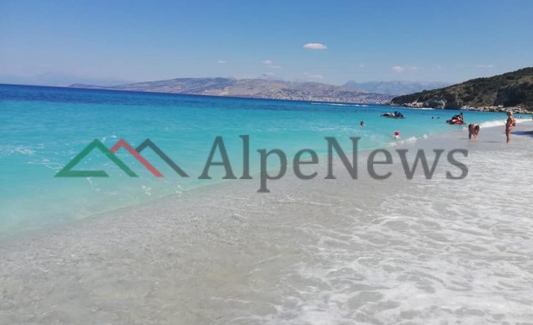 PLAZHI I FSHEHUR/ “Pasqyrat” në Sarandë PLOT me pushues që ia dinë vlerën (PAMJET)