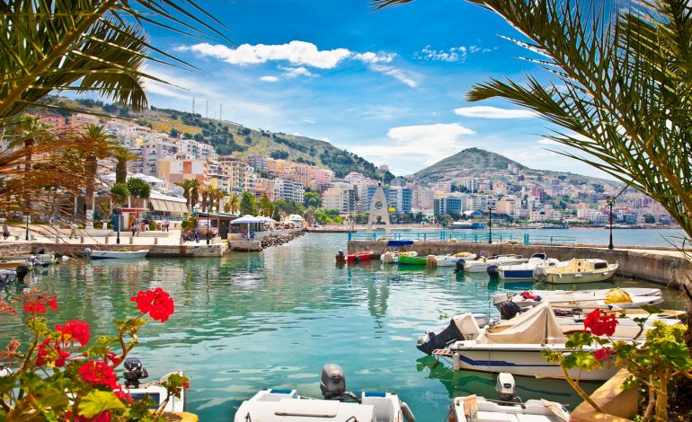 KOMENTET/ Turisti kanadez për Sarandën: Do rikthehem. Shqiptarja: A nuk i pe çmimet?