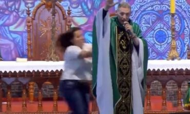 PO MBANTE MESHËN/ Prifti i ndodh e pabesueshmja nga gruaja dhe "fluturon" nga skena (VIDEO)