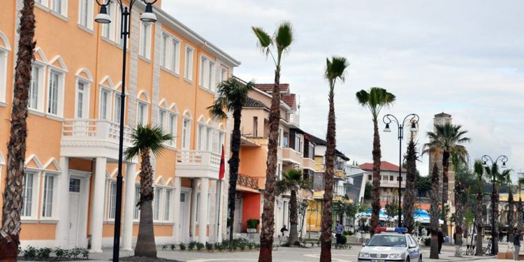 BASHËS I “BIE” EDHE KAVAJA/ Kryetari i ri i bashkisë hyn në zyrë dhe merr detyrën