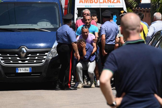 GRINDJE MES ÇIFTIT/ Babai hedh vajzën 16 muajshe nga ballkoni