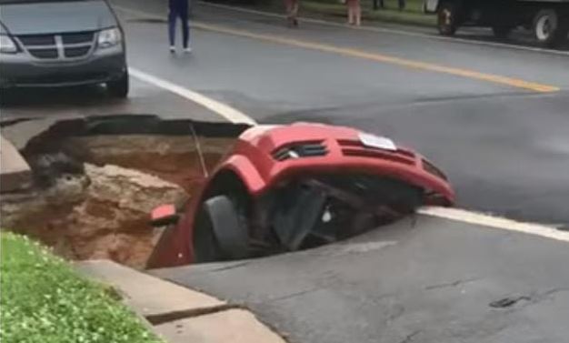 E FRIKSHME/ Shikoni se si hapet toka dhe “gëlltit” makinën (VIDEO)