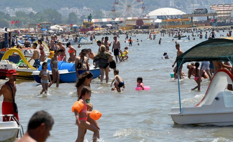 FOTO-LAJM/ Shqiptarët “mësyjnë” në det për të shpëtuar nga vapa, pamje piktoreske nga bregdeti i…