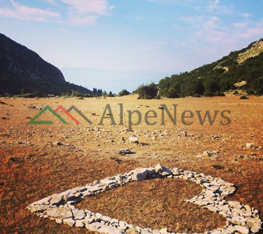 ZEMËR ME GURË/ Post of the day. Kur turistja e huaj shpalos kreativitetin në Shqipëri
