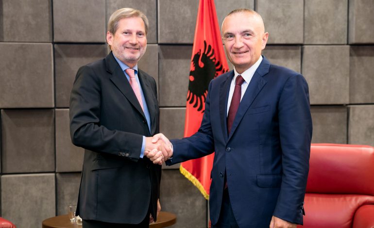 “RAMAFORMË”/ Hahn i përgjigjet Metës: Gjykata Kushtetuese ishte e kapur nga korrupsioni. Vendimi për negociatat…