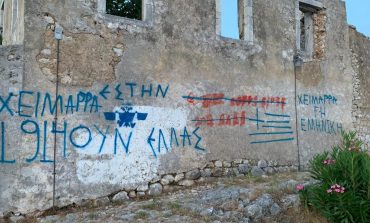 PARULLAT RACISTE NGA GREKËT/ Fshihen shkrimet provokuese në muret e Kalasë së Himarës