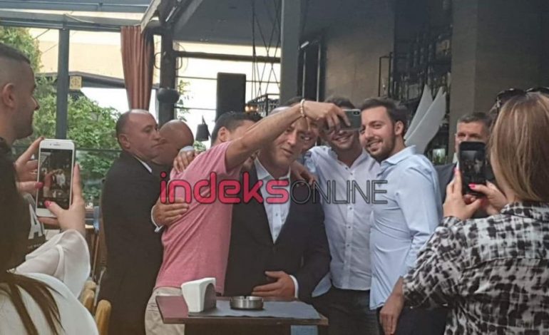 PAS DORËHEQJES/ Haradinaj në kafe, duartrokitët nga qytetarët
