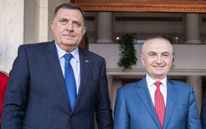 PRAPASKENAT/ Ilir Meta thyen bojkotin e Tiranës dhe Prishtinës për të nderuar aleatin e ngushtë të Putinit në Ballkan
