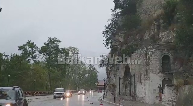 “ÇMENDET” MOTI NË BERAT/ Stuhi e rrebeshe shiu, gurët e degët mbulojnë… (VIDEO)