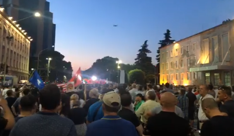 PROTESTUESI PËRPLASET ME ORGANIZATORIN/ Ndërhyn ish-deputeti demokrat (VIDEO)