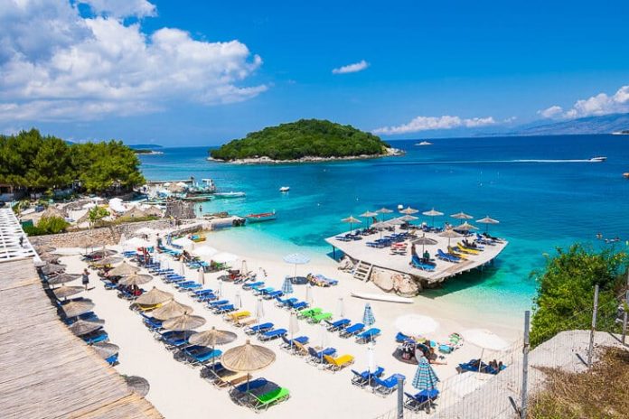PLAZHE PËRRALLORE DHE…/ “Boursorama”: Ia vlen të zbuloni sharmet e Shqipërisë