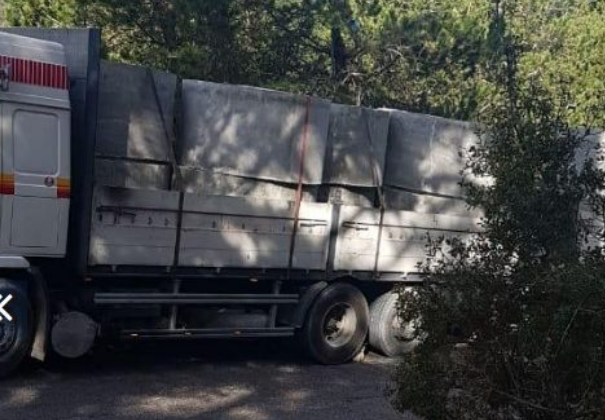 KAMIONI PËSON DEFEKT NË MES TË RRUGËS/ Bllokohet Llogaraja në fundjavë (VIDEO)