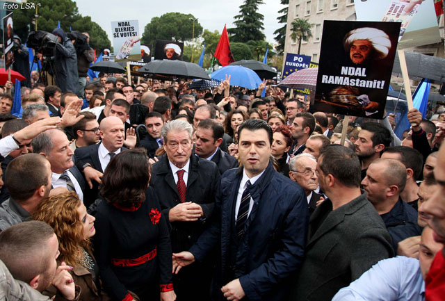 DUAM PUSHIME, U LODHËM ME PROTESTA/ Opozita “BRAKTIS” militantët: Takohemi në shtator
