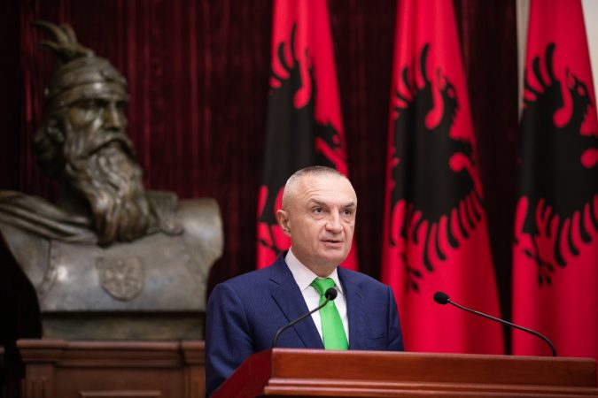 “MOS E KINI FRIKË SPAK-un, SAPO KALOVA SPAÇIN”/ Meta shkruan letër: Do t’ju kënaq më pas kur të jem i lirë e të shkruaj me terezi