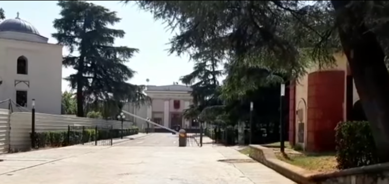 PAK ORË PARA PROTESTËS/ Drejtori i policisë takohet me Sandër Lleshaj (VIDEO)