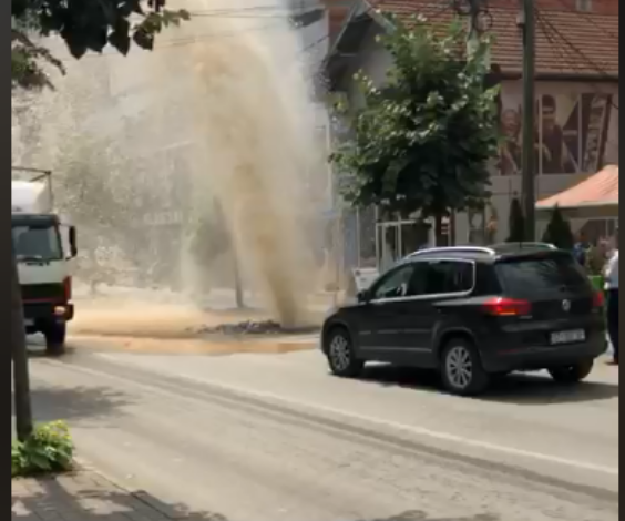 NDODH NË MES TË QYTETIT/ Në Kosovë një pusetë dhuron “spektakël” (VIDEO)