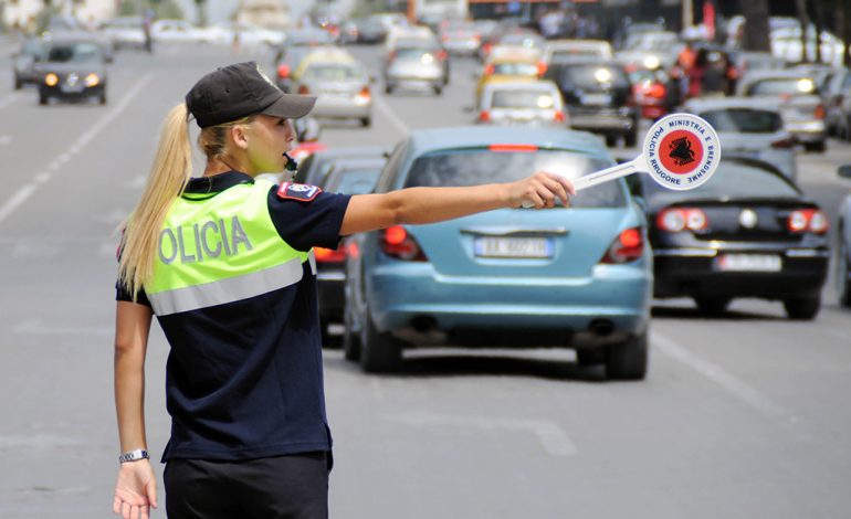 PROCEDOHEN 5 POLICË RRUGORË/ Mes tyre edhe një 25 vjeçare, ja si merrte…