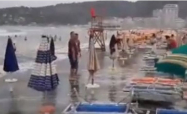 “TËRBOHET” MOTI NË SHËNGJIN/ Stuhitë dhe dallgët përzënë pushuesit (FOTO)