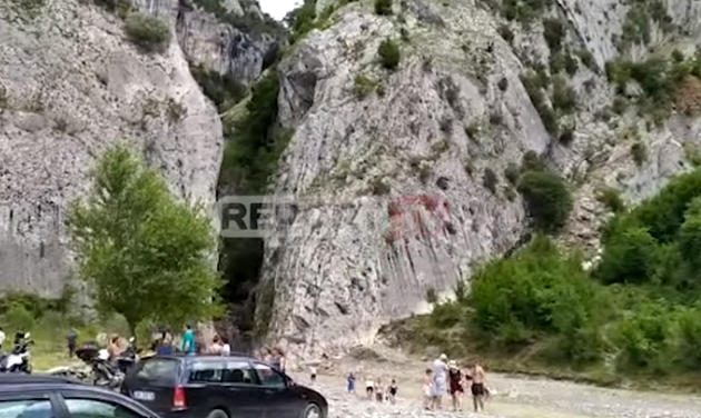 VIZITORËT E BLLOKUAR NË KANION/ Shpëtohen 4 fëmijë, turistët e tjerë… (VIDEO)