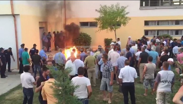 SULMI I KZAZ NË VAUN E DEJËS/ Dalin PAMJET: Ja momenti kur “çmenden” militantët e PD