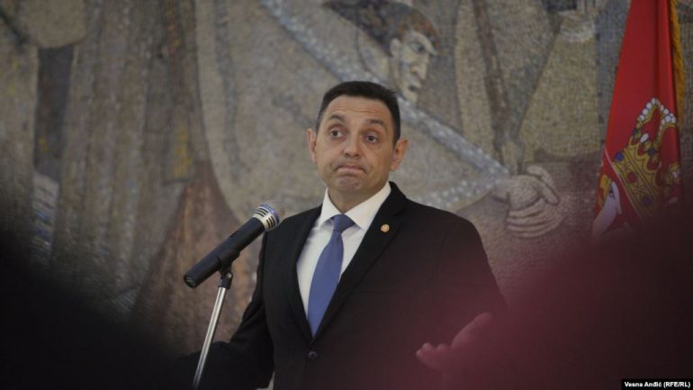 GJUHË URREJTJE NDAJ SHQIPTARËVE/ Ngrihet padi ndaj Vulinit, rrezikon…