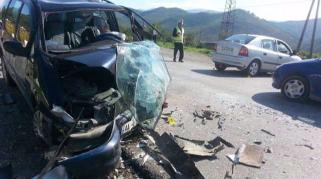 AKSIDENT NË TEPELENË/ Automjeti përplaset me “Jeep-in” ushtarak, plagoset…