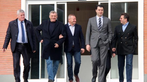 SHQIPËRIA VOTOI/ Aleatët opozitarë në selinë e PD, takim urgjent me Bashën