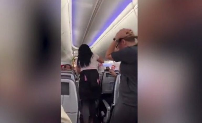 “ÇMENDET” GRUAJA NË AVION/ I thyen kompjuterin të dashurit në kokë (VIDEO)