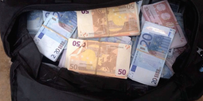 JU DO E BËNIT? Pushuesi kthen çantën e gjetur me 75000 euro