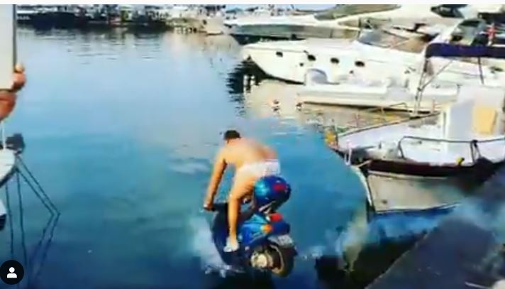 RIKTHEHET ME "ÇMENDURITË" E TIJ/ Balotelli "hedh" në det pronarin me motor (VIDEO)