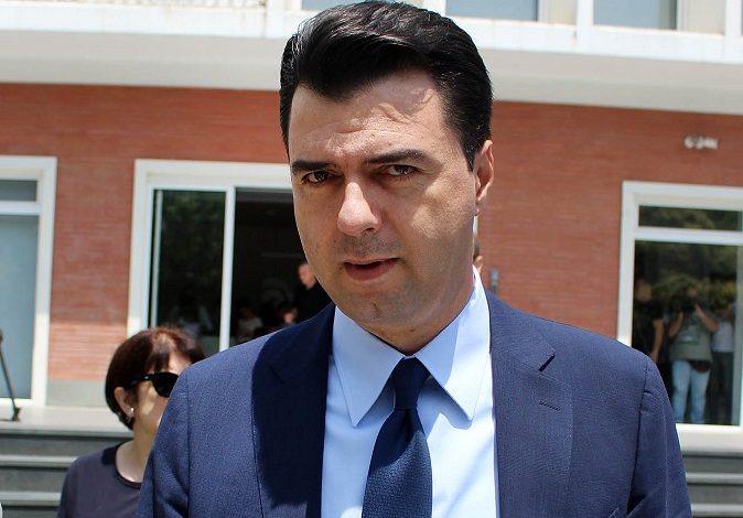 “TOYOTA YARIS”/ Lulzim Basha tek Krimet e Rënda pa avokat dhe 20 minuta me vonesë (VIDEO)