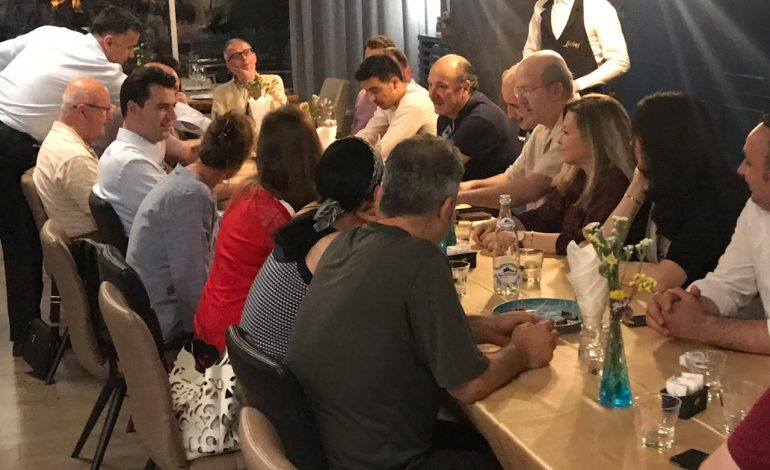 FOTOLAJM/ Basha pasi “bllokoi” zgjedhjet vazhdon revolucionin me birra me Aleancën për Teatrin