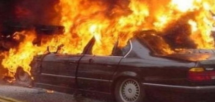 TRONDITET VLORA/ “Benz”-it i vendoset zjarri qëllimisht, digjet edhe furgoni (PAMJET)