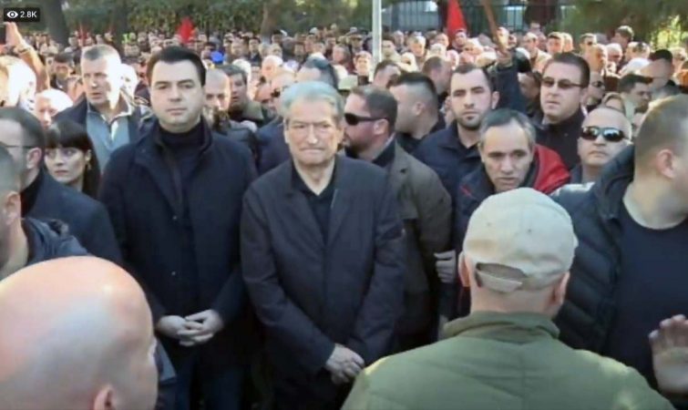 PROTESTA/ Basha, apel për shqiptarët: Të hënën bashkohemi të gjithë, asnjë hap pas! (ka Berishën pas, s’ka nga shkon)