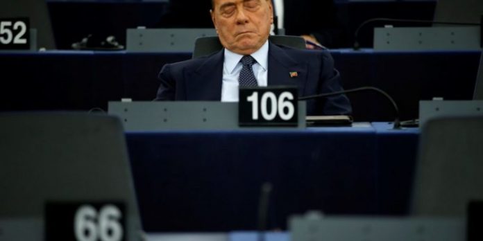 DITA E PARË SI EURODEPUTET/ Silvio Berluskoni fotografohet i përgjumur