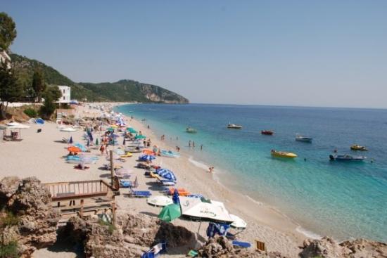 KOMENTET/ Turisti anglez për ushqimin në Dhërmi: I shijshëm dhe me shërbim FANTASTIK! Shqiptari: I tmershëm…