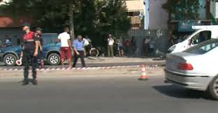 PËRPLASI NËNËN ME FËMIJËN NË KRAH/ Çfarë ndodhi sot me të riun nga Vlora që lëvizte… (VIDEO)