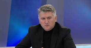 DËNON KËRCËNIMIN E METËS NDAJ GAZETARIT/ Analisti: Nëse “Mbreti shfaqet lakuriq” është merita…
