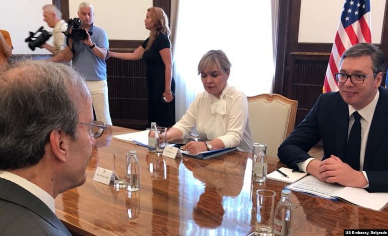TAKIMI ME VUÇIÇ/ Engel kërkon vënien e drejtësisë për viktimat e luftës së Kosovës