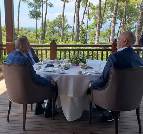 “NË MIKPRITJEN E PRESIDENTIT…”/ Rama vizitë blic në Turqi, takohet me Erdoganin